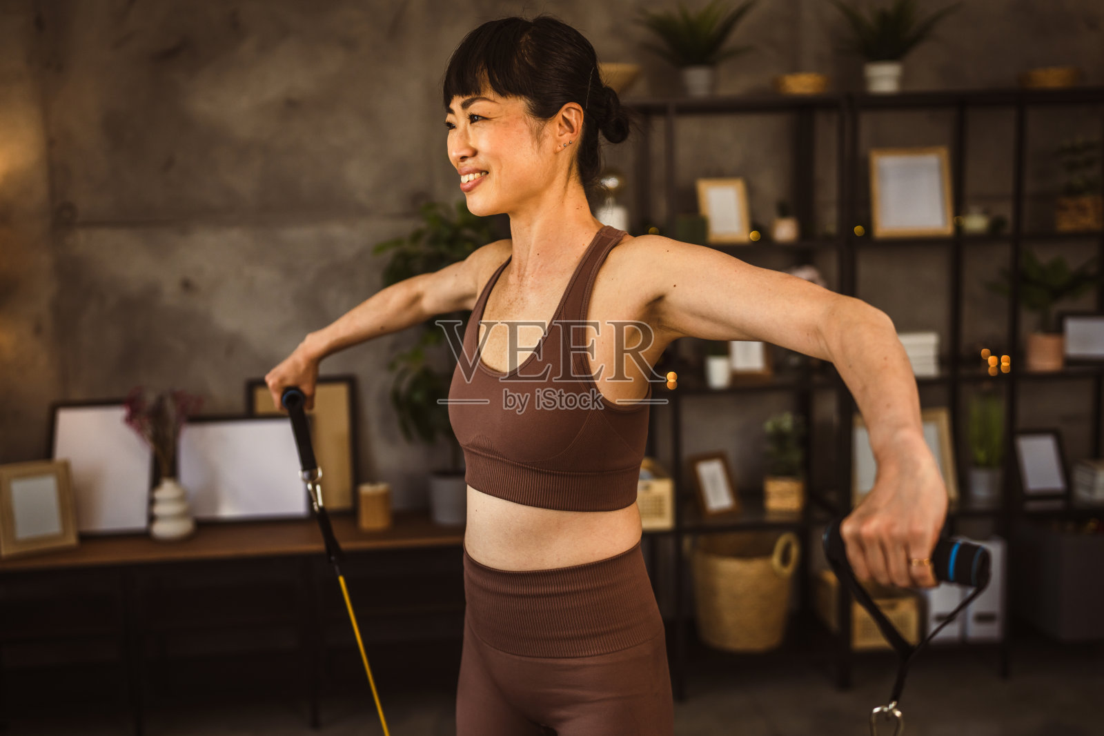 成熟的日本女性在家锻炼照片摄影图片