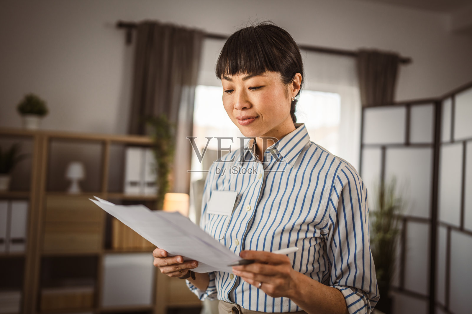 日本女性在办公室手持文件的肖像照片摄影图片