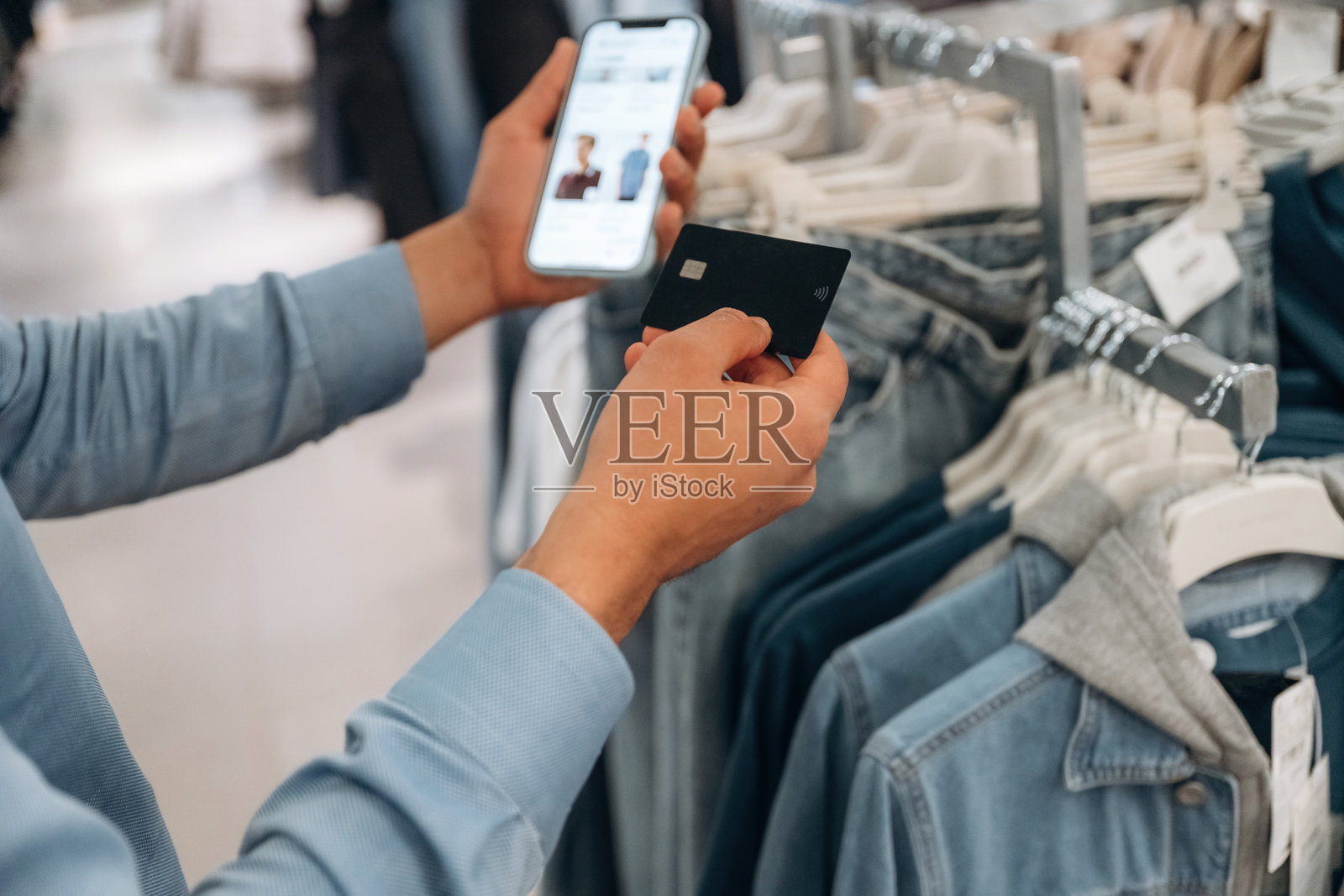 在服装店内的男性特写细节视图照片摄影图片