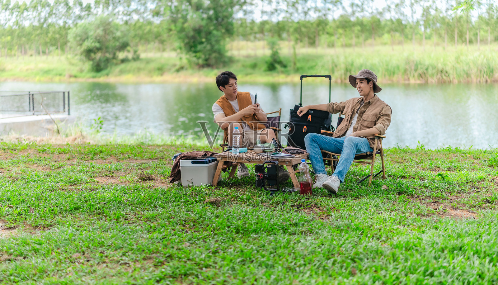 朋友们在露营地放松照片摄影图片