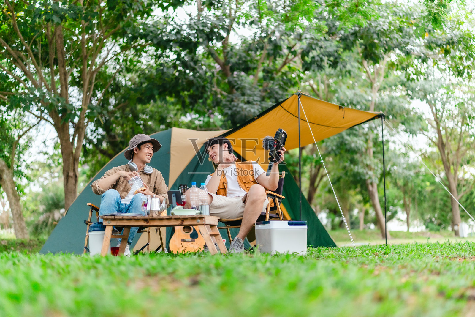 朋友们在露营地放松照片摄影图片