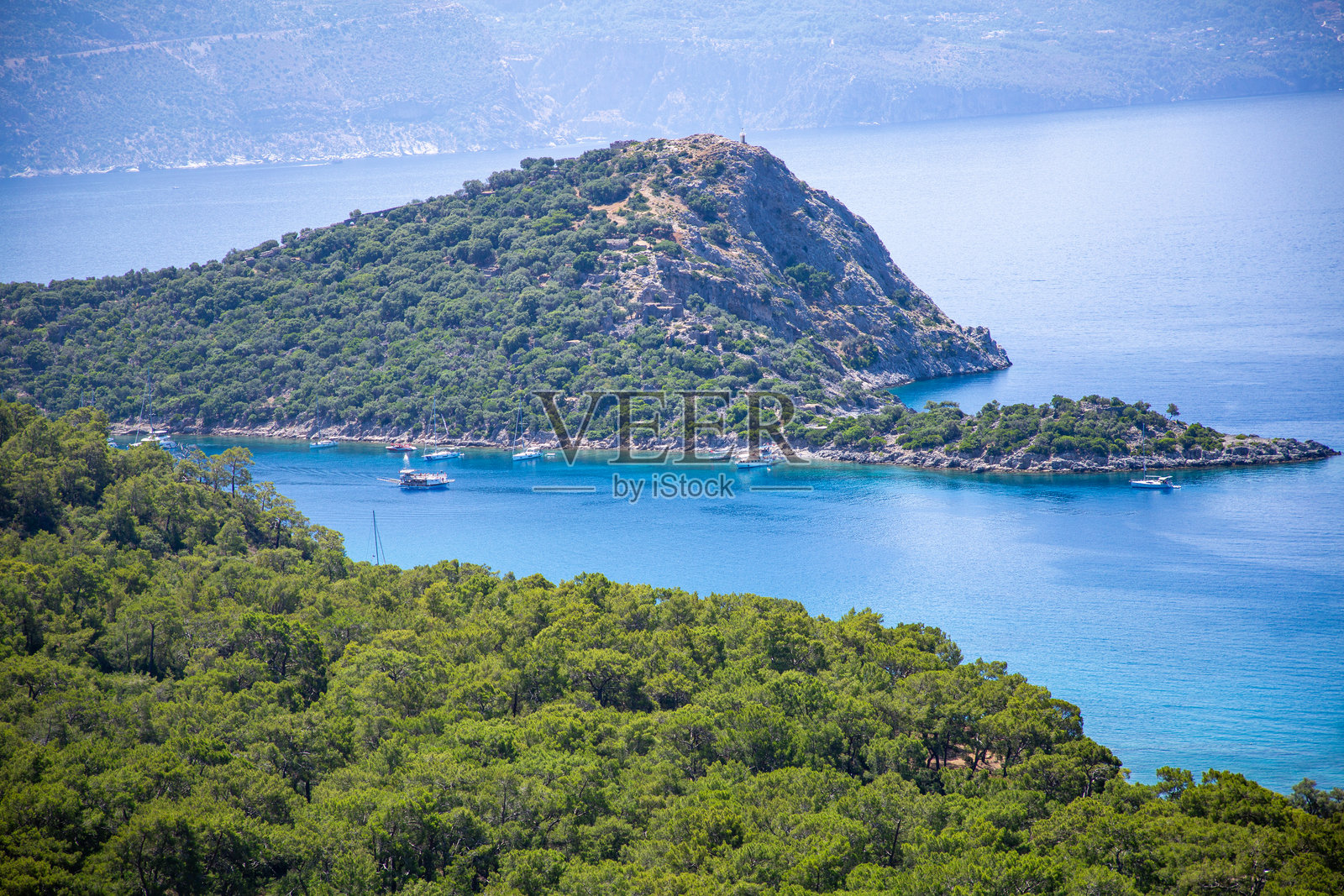 美丽海滩的风景，树木与碧蓝的海洋，乌鲁登兹 - 费特希耶照片摄影图片