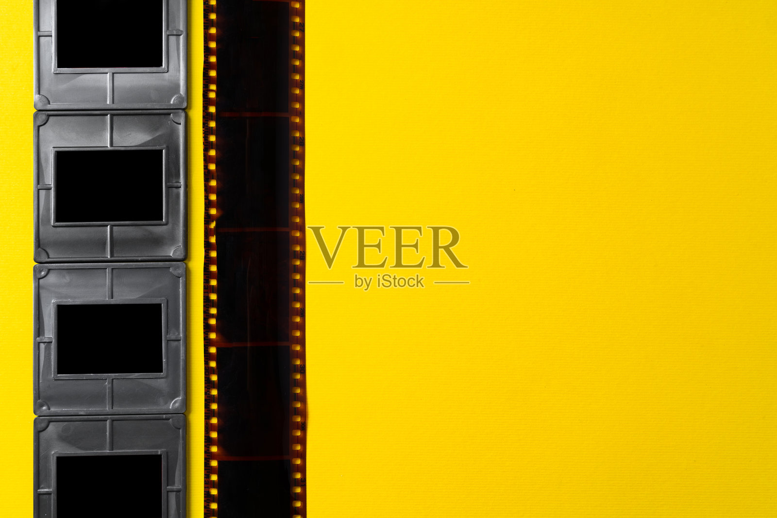 黄色背景上的空白幻灯片框架摄影照片摄影图片