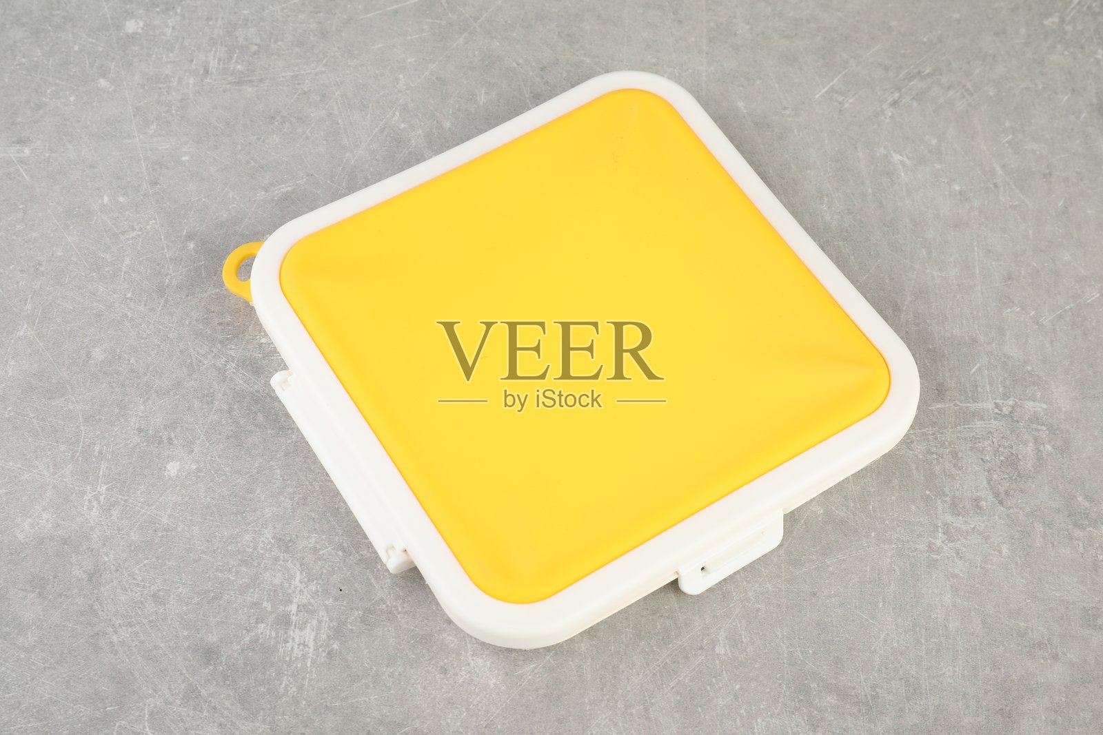 一个塑料三明治盒放在浅灰色的桌子上照片摄影图片