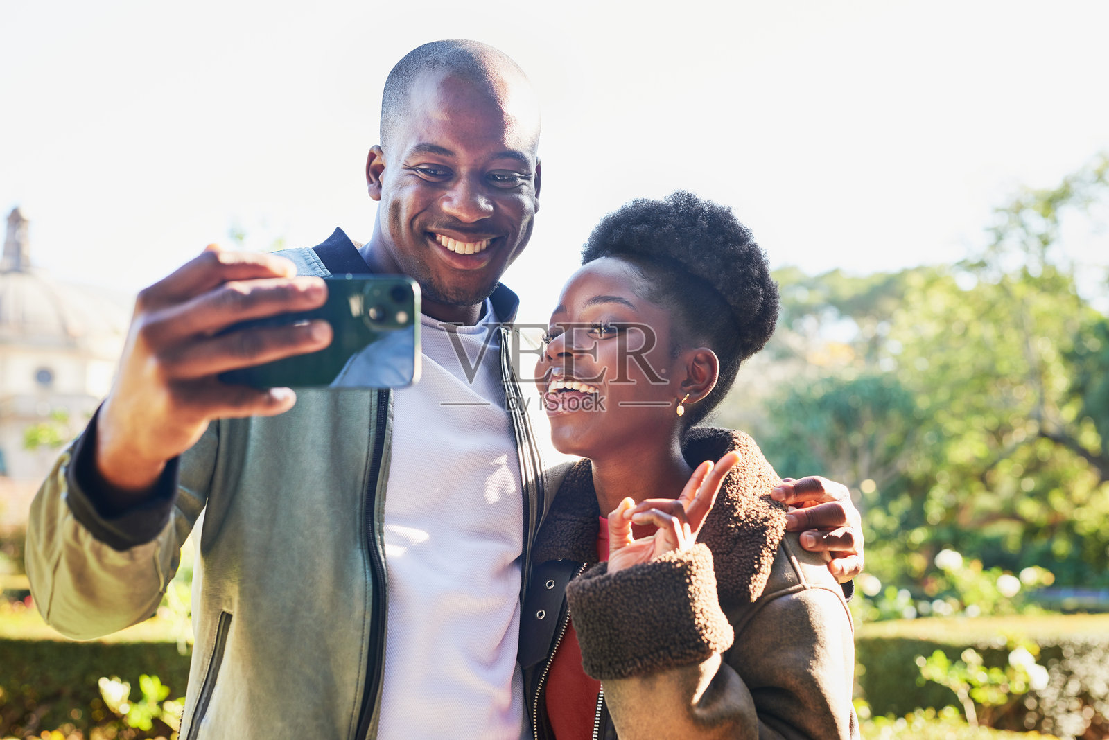 快乐的情侣在美丽的城市公园里自拍照片摄影图片