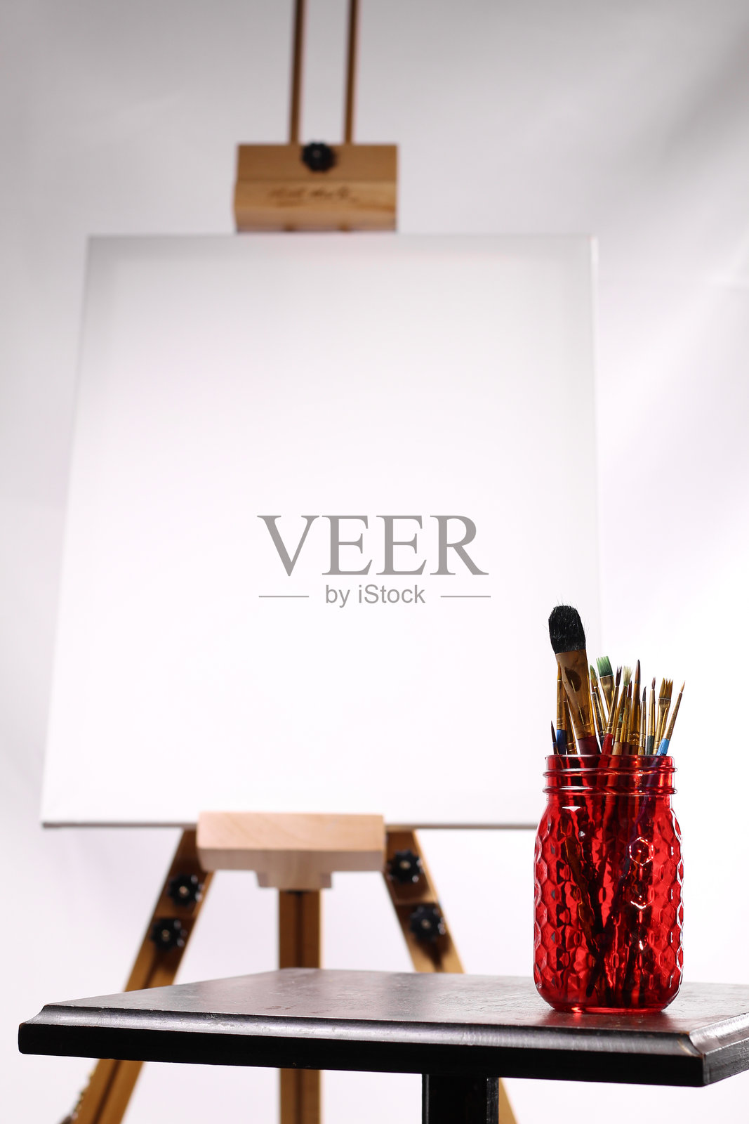 红色泥土、画笔和画布照片摄影图片