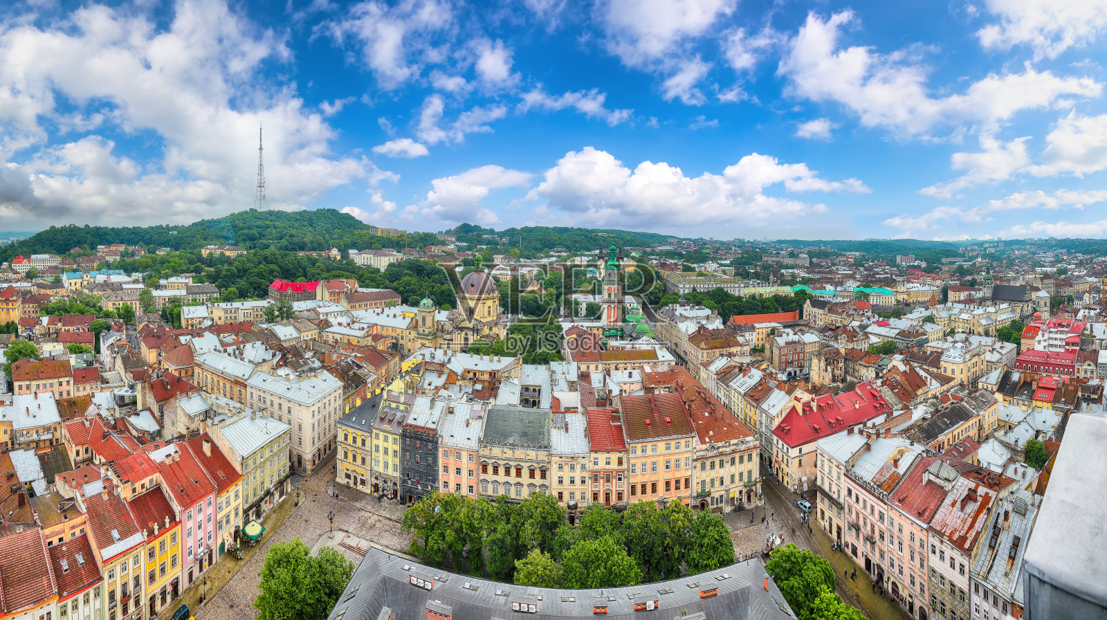 从中央市政厅俯瞰利沃夫市的壮丽全景。照片摄影图片
