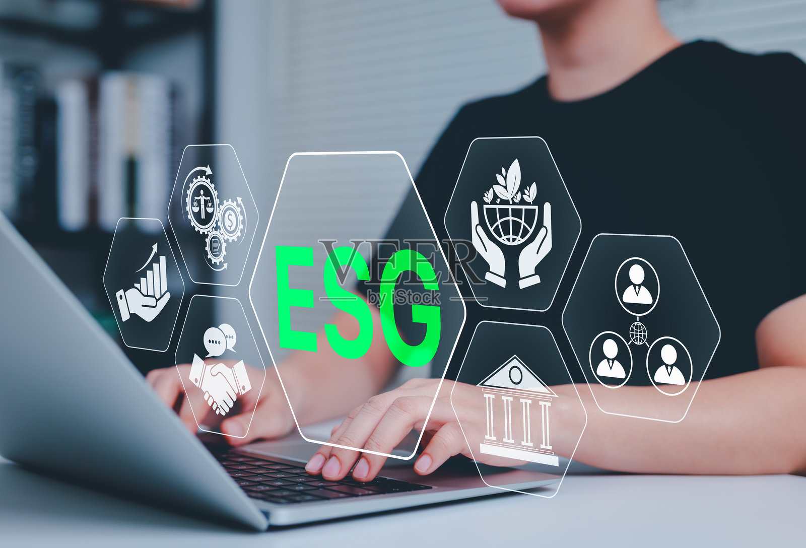 ESG环境、社会和治理投资概念。带有绿色ESG字样的笔记本电脑，代表负责任的投资和可持续商业实践。照片摄影图片