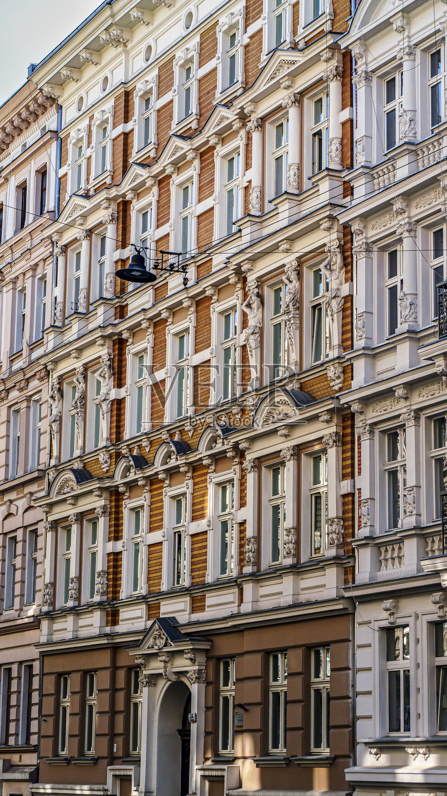 色彩斑斓的历史公寓建筑，装饰华丽的外立面和锻铁阳台照片摄影图片