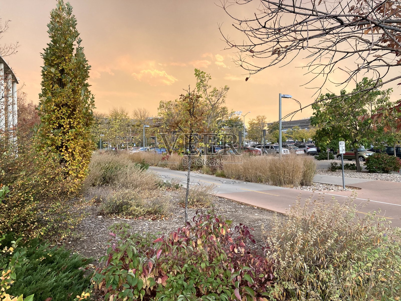 2020年10月，卡梅伦峰野火期间，科罗拉多州立大学校园的橙色天空照片摄影图片