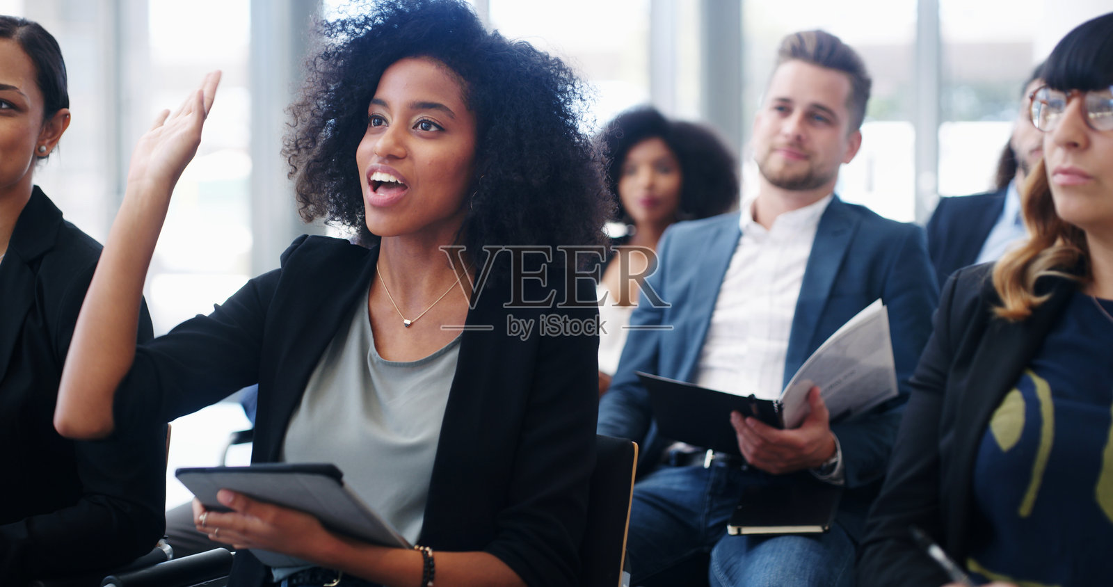 会议上，商务女性进行演讲、讨论和研讨会，桌上有问题和平板电脑。人群中，大家一起学习，适合企业、展会和活动。照片摄影图片