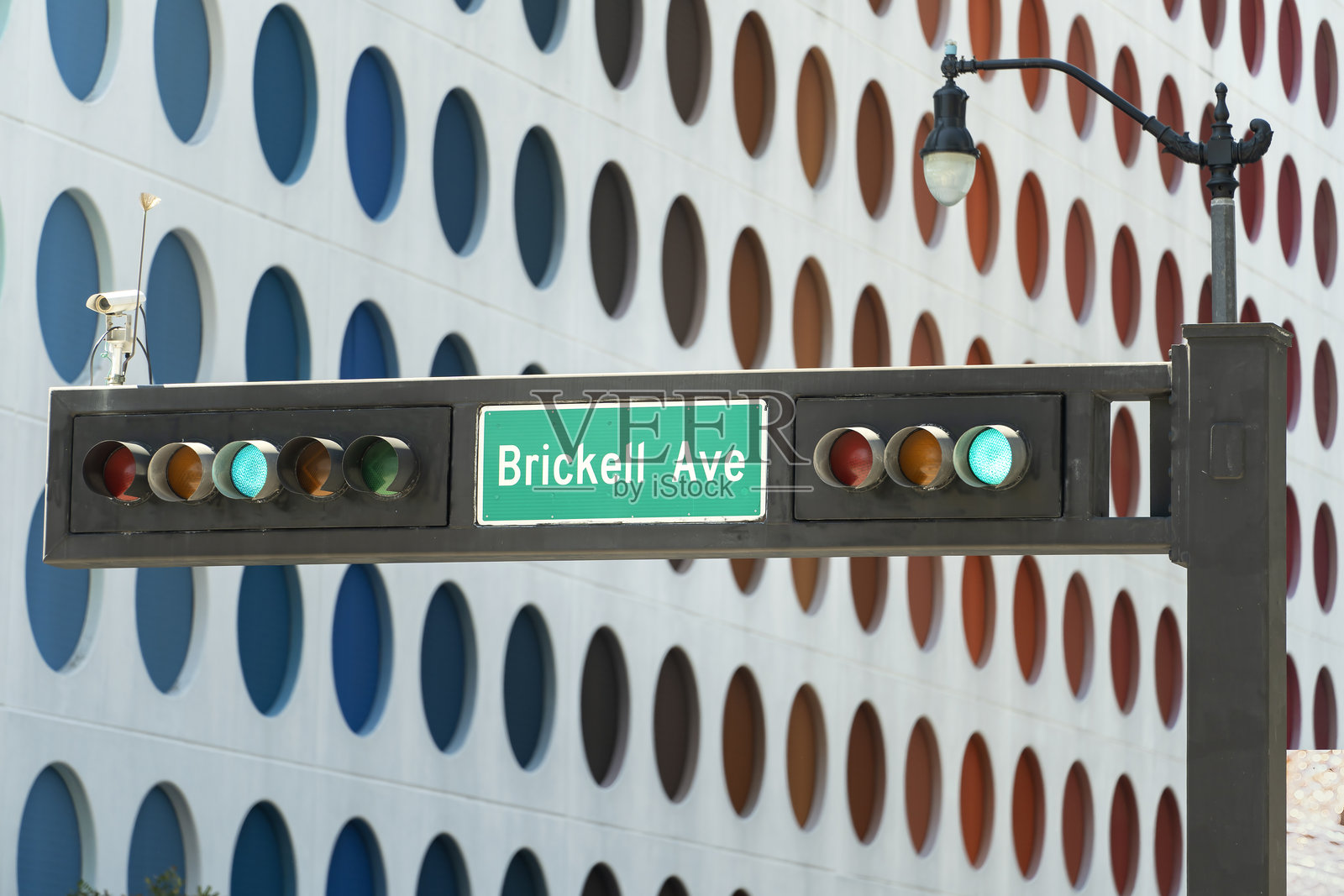 迈阿密，佛罗里达州街道上方的交通信号灯用于交通管理照片摄影图片