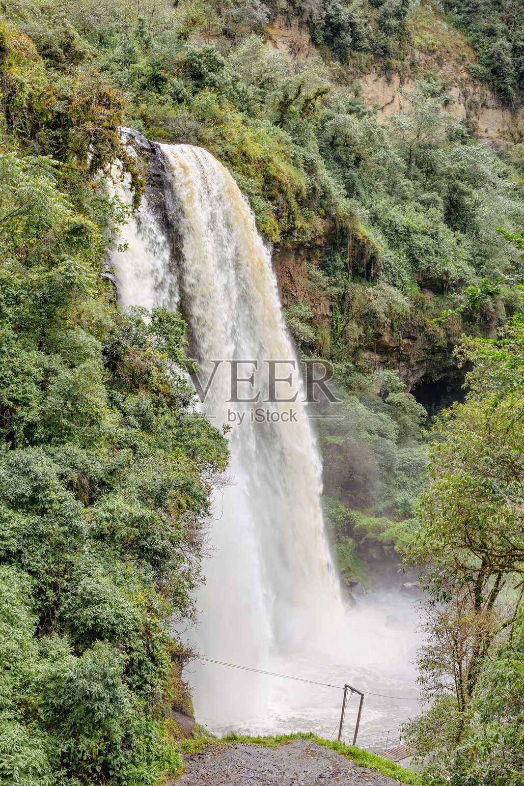 金萨瀑布，位于鲁米纳希 canton，距离桑戈尔基15公里，位于莫利努科生态保护区内。瀑布高约60米。照片摄影图片