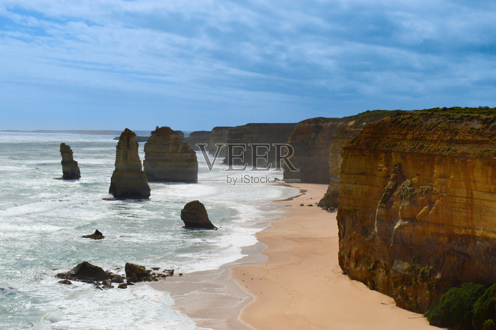 大洋路上的十二使徒石灰岩堆，是澳大利亚维多利亚州海岸风景中的标志性自然地标。照片摄影图片