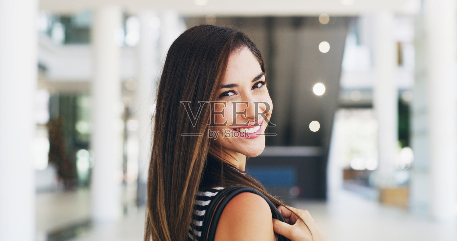 购物中心的女性肖像，微笑的消费者与购买的商品，享受折扣优惠和快乐。顾客、人物和女孩与设计师产品，兴奋的销售与零售疗法和奢侈品。照片摄影图片