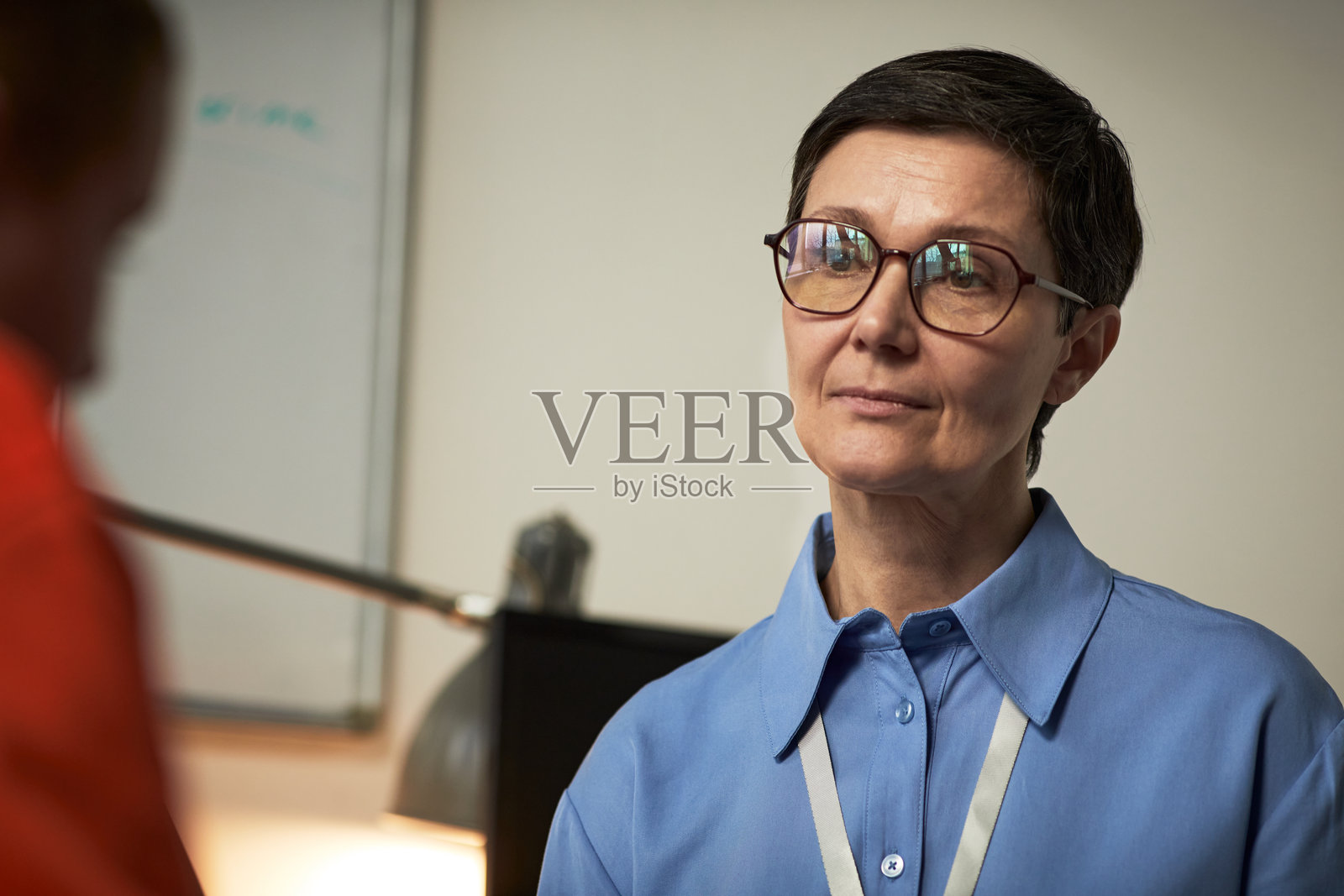 中年白人女性在监狱探视期间专心倾听照片摄影图片