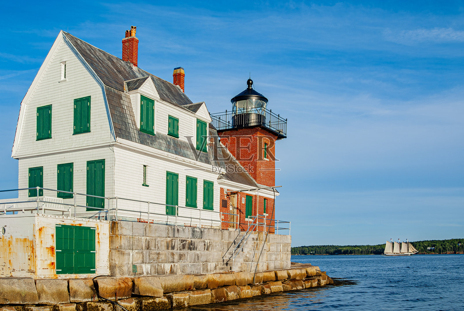 缅因州的罗克兰防波堤灯塔照片摄影图片