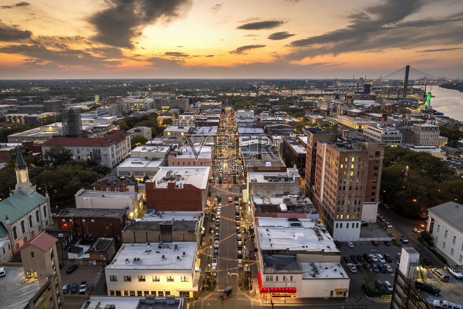 乔治亚州萨凡纳的布劳顿街。历史悠久的美国建筑，展现了这座古老城市的魅力。美国南方城市的日落景色。照片摄影图片