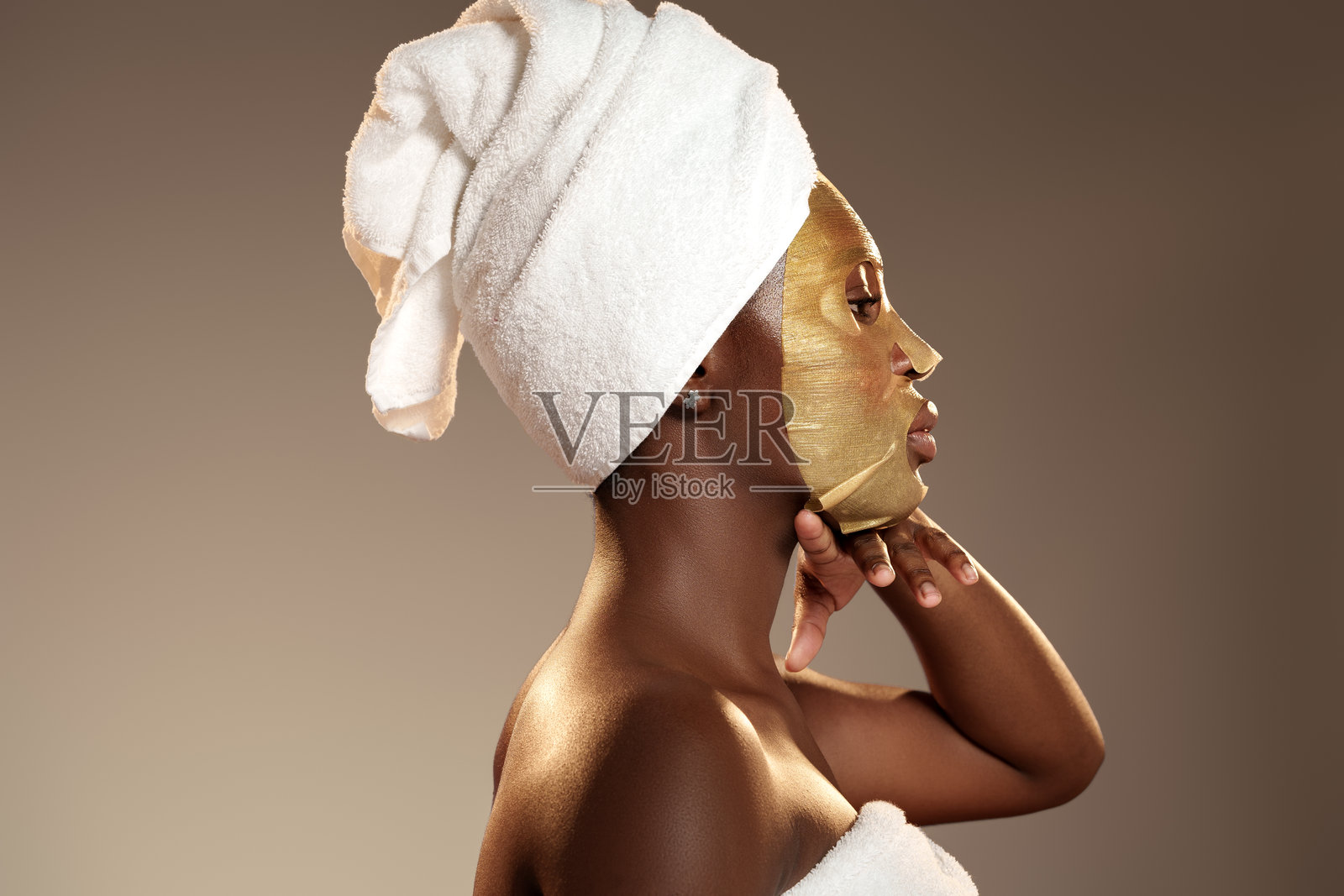 女性在宁静的环境中放松时敷面膜照片摄影图片