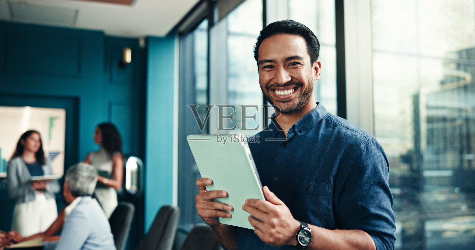 在办公室进行金融研究的快乐商人，手持平板电脑，作为投资顾问并进行电子邮件分析。数字技术、微笑和专业员工在共享工作空间中。照片摄影图片