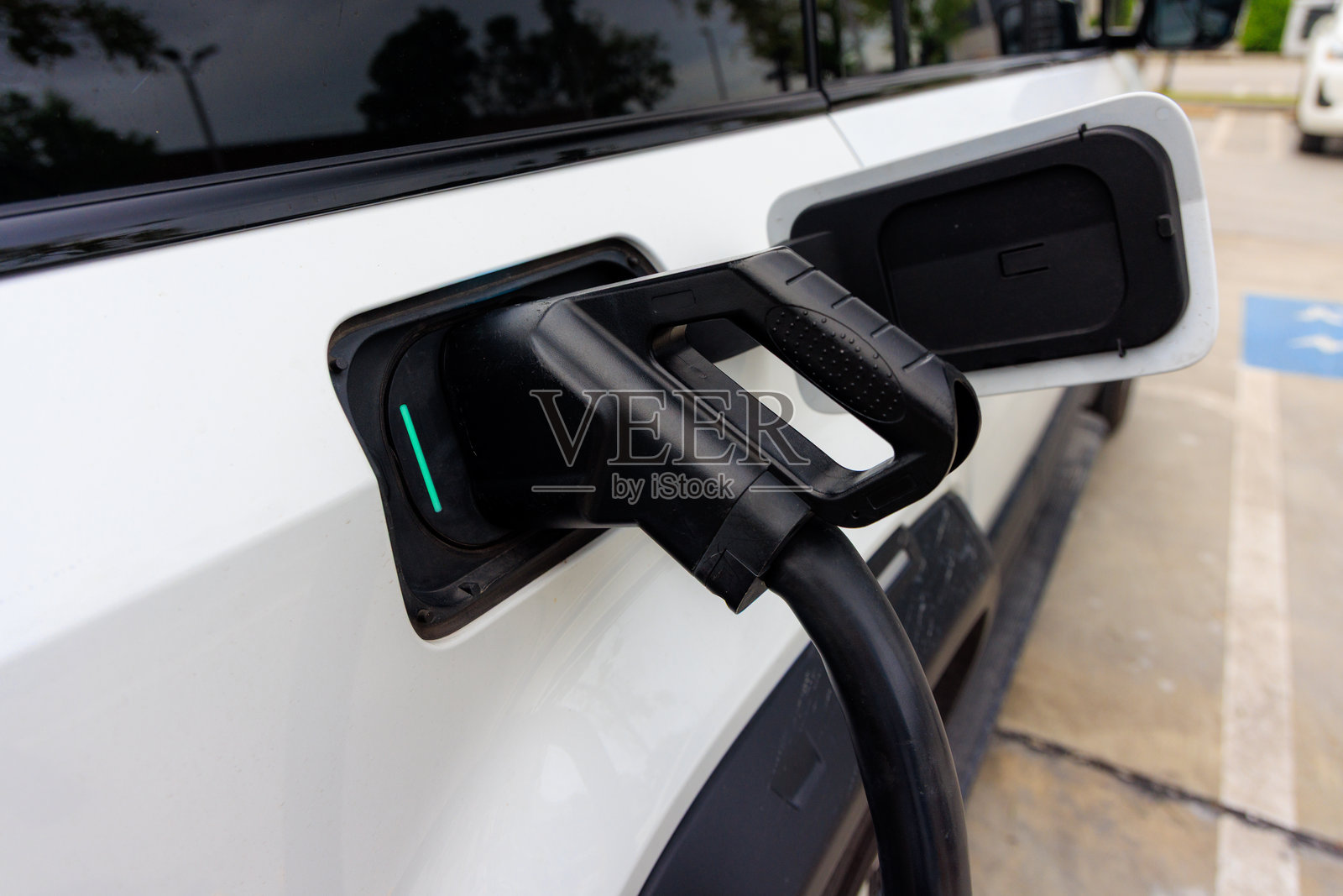 白色SUV电动汽车充电 (EV)照片摄影图片