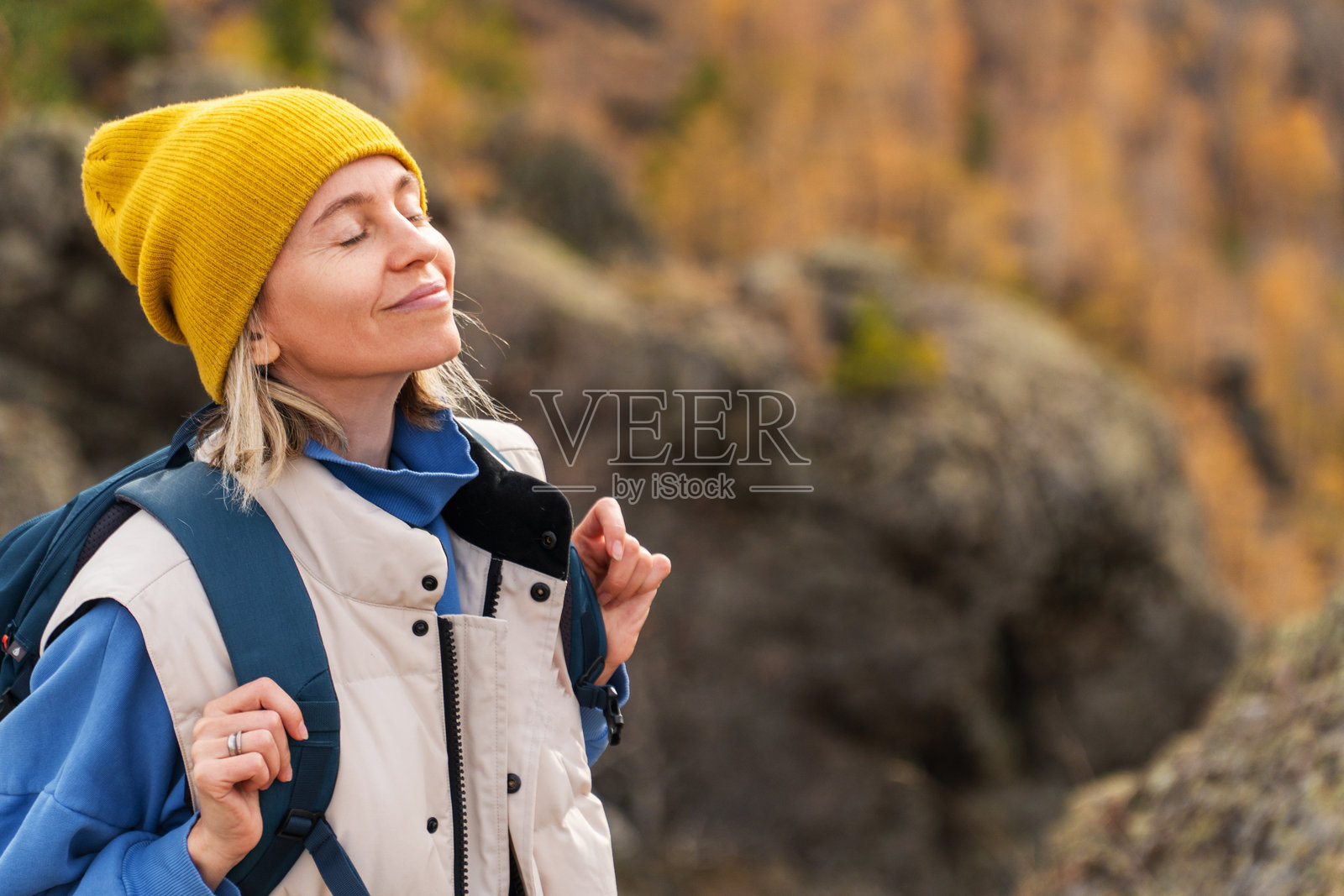 背包中年女性在山中徒步旅行照片摄影图片