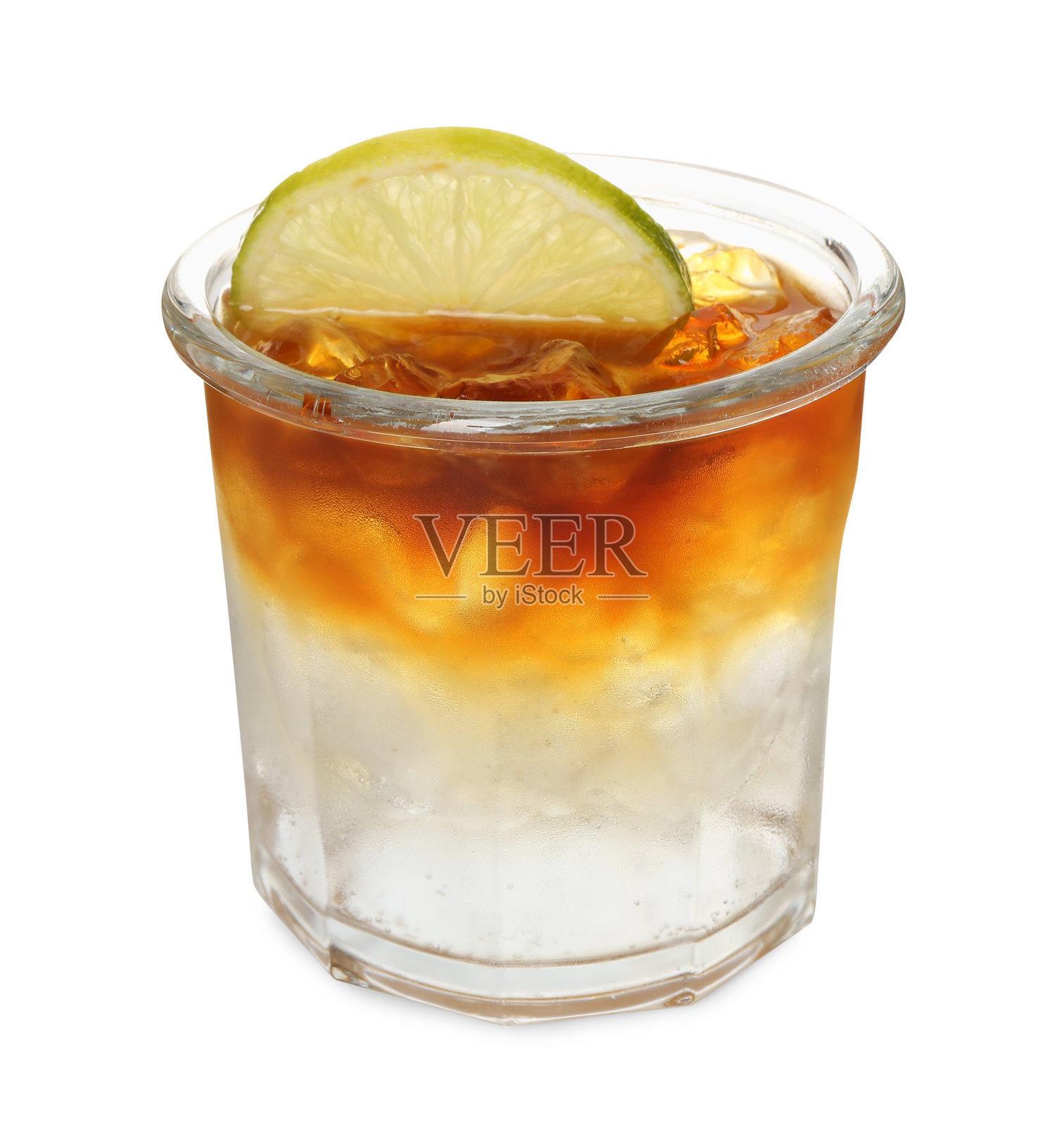 清新的浓缩咖啡通宁饮料，配有青柠片，背景为白色照片摄影图片