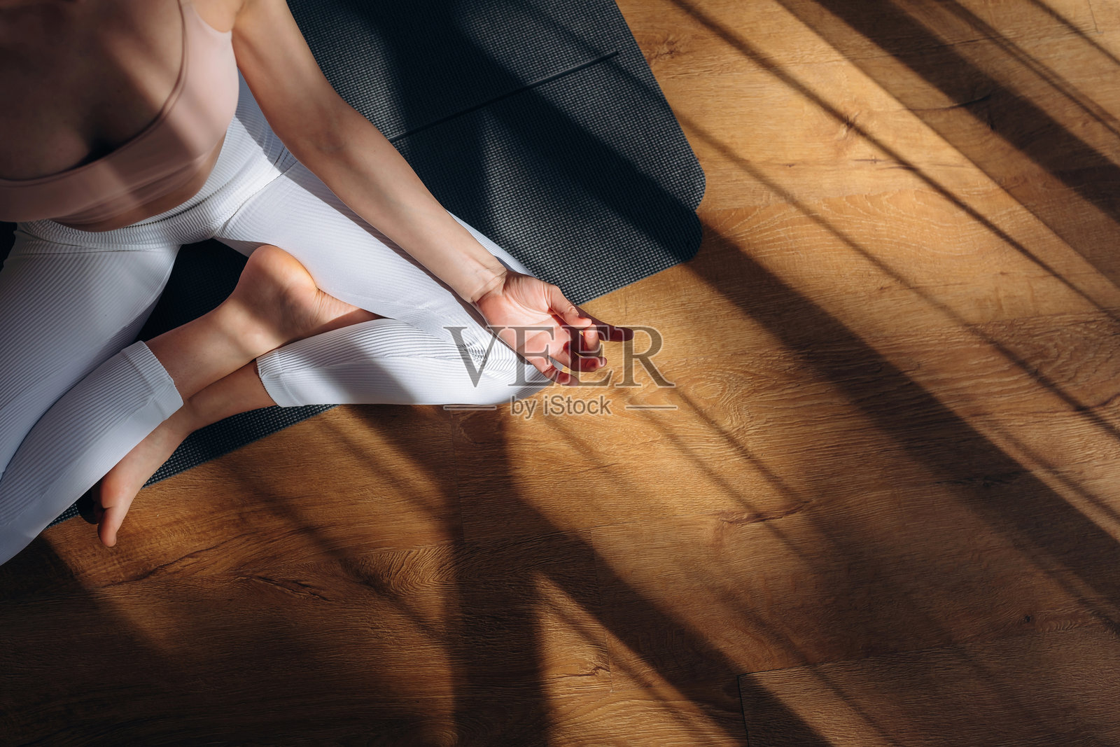 瑜伽时间，特写镜头展示在家练习的女性照片摄影图片