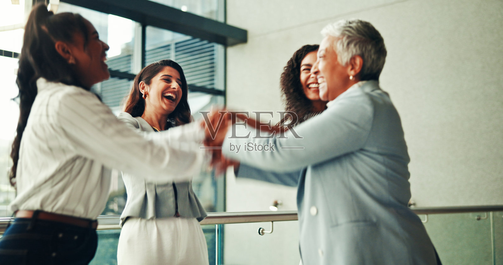 庆祝、合作和商业女性聚集在一起进行团队建设、支持和激励。团结、团队和人们为了信任、团结和成功而共同努力，设定目标、任务和使命会议。照片摄影图片