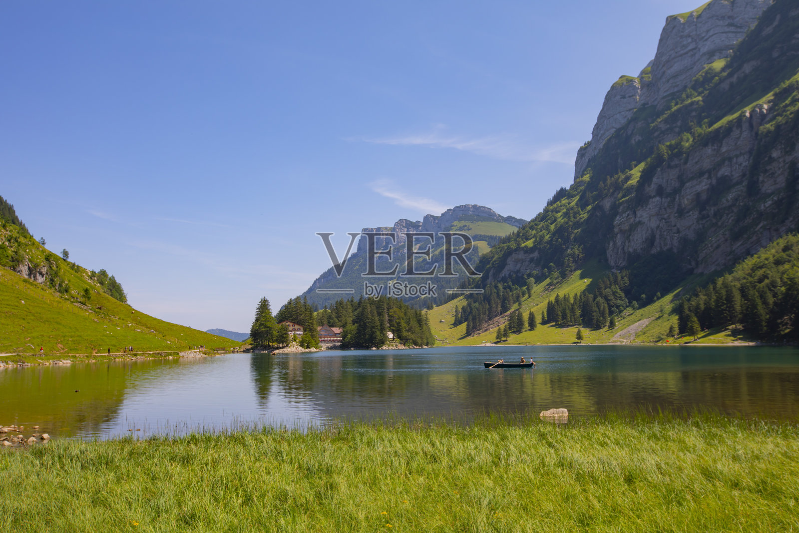 Seealpsee是瑞士阿彭策尔内陆州阿尔卑斯坦地区的一座湖泊。照片摄影图片