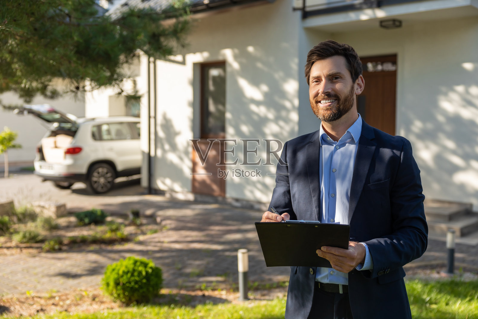 积极的房地产经纪人手持新房钥匙照片摄影图片