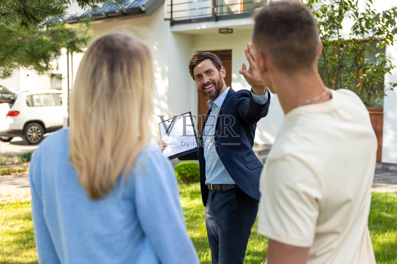 房地产经纪人将新房的钥匙交给客户照片摄影图片