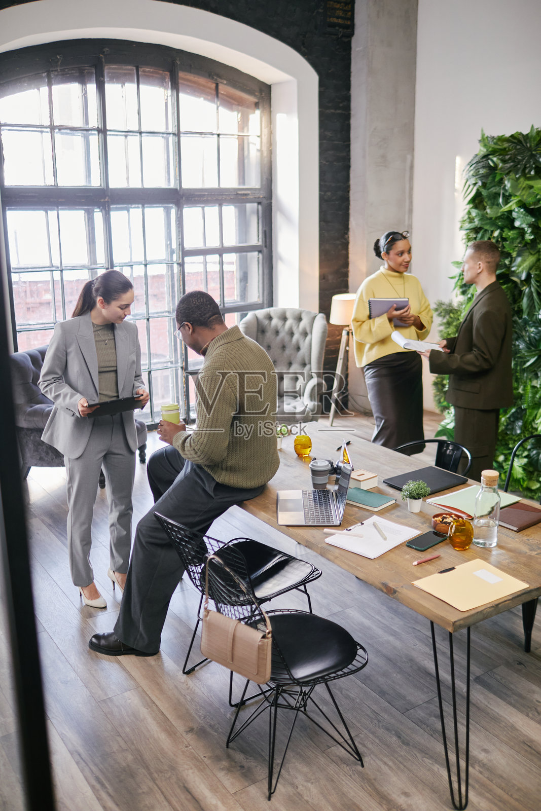 多元文化的年轻专业人士在办公室进行非正式交谈照片摄影图片