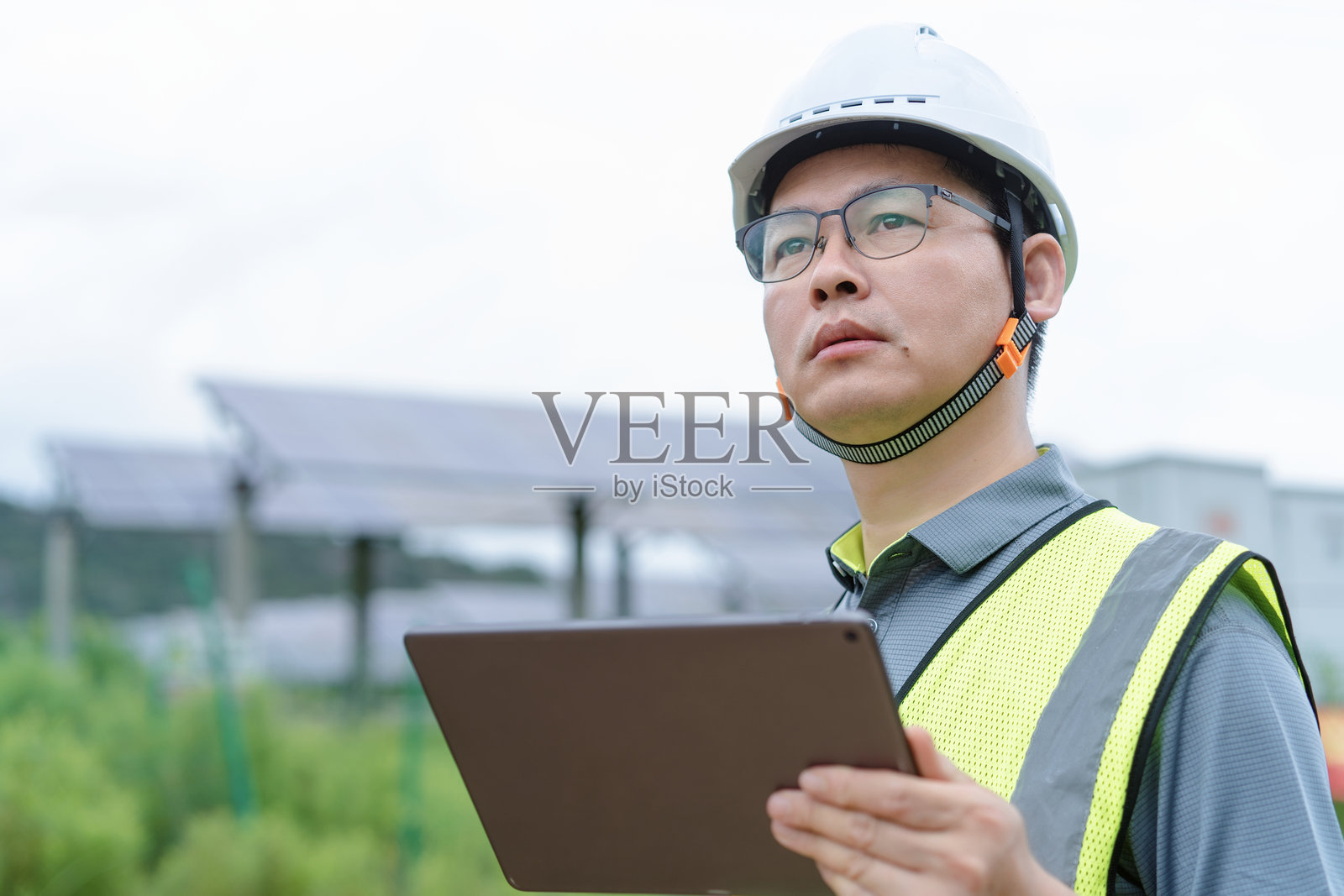 亚洲工程师在太阳能项目中使用数字平板电脑工作照片摄影图片