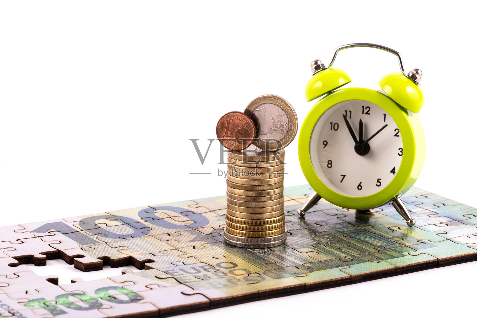 一张100欧元钞票、一个欧元硬币和一个闹钟的拼图照片摄影图片