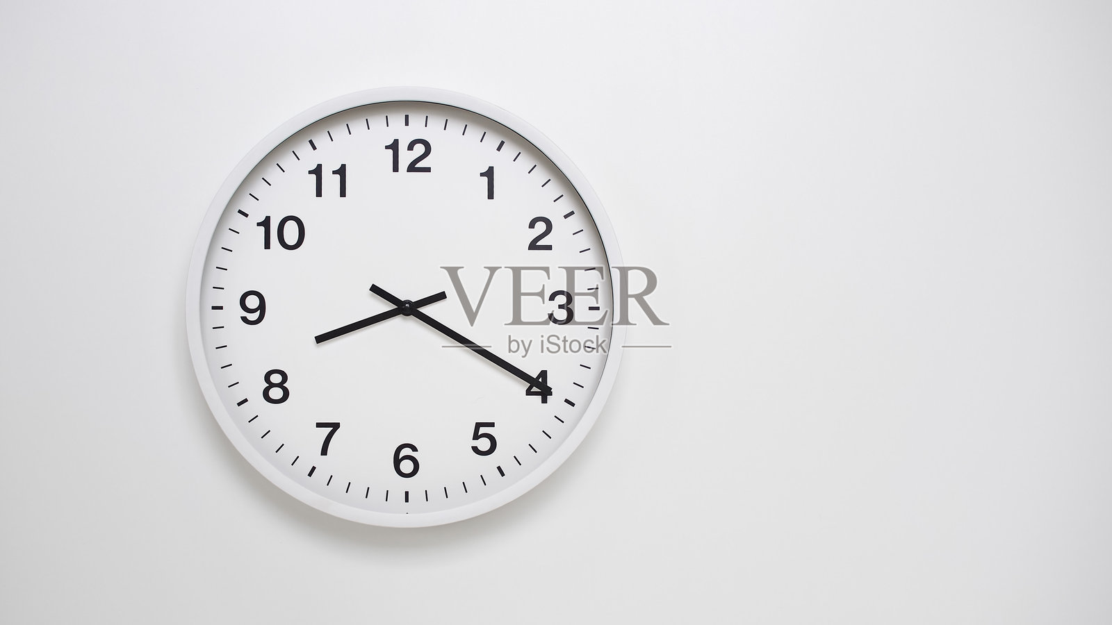 干净的白色时钟显示08:20或20:20，背景为极简白色 - 适合时间概念和现代设计照片摄影图片