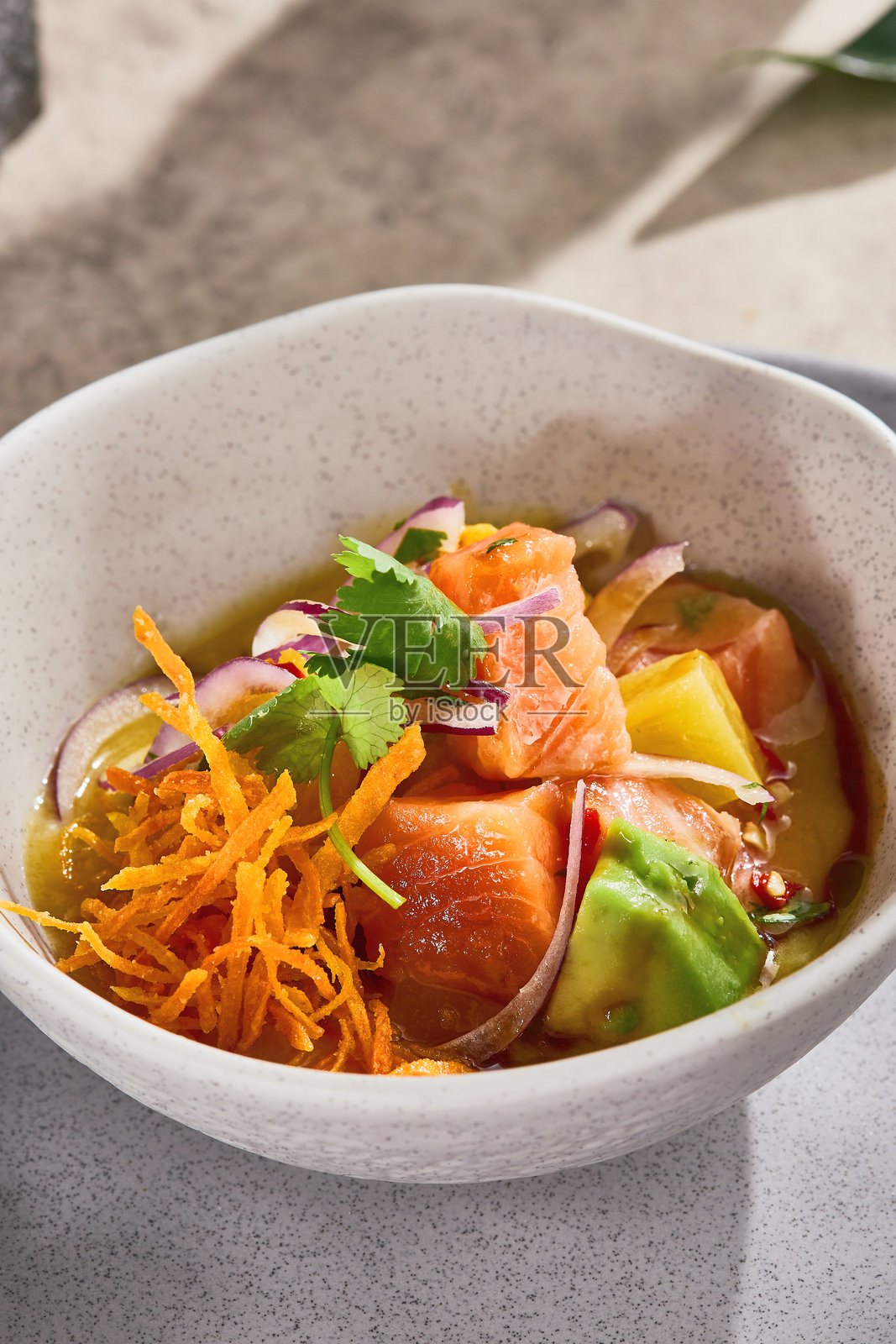 芒果和鳄梨金枪鱼酸橘汁腌鱼，明亮的自然光，特写构图，波西米亚风格的巴厘岛菜单照片摄影图片