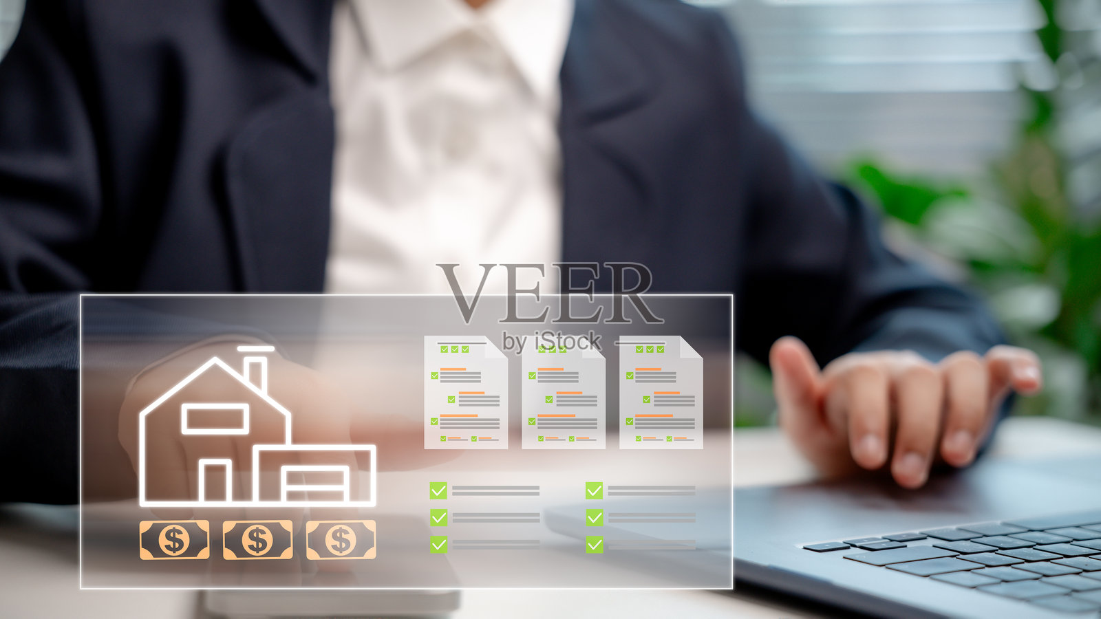 商人正在使用笔记本电脑处理房地产管理系统，显示房屋图标、美元符号和数字检查清单。物业金融、抵押贷款和智能投资规划的概念。照片摄影图片