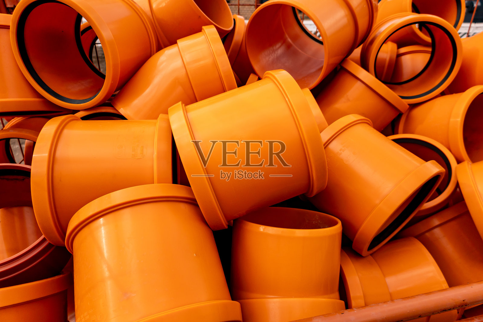 橙色PVC管道堆叠用于管道或污水工程照片摄影图片