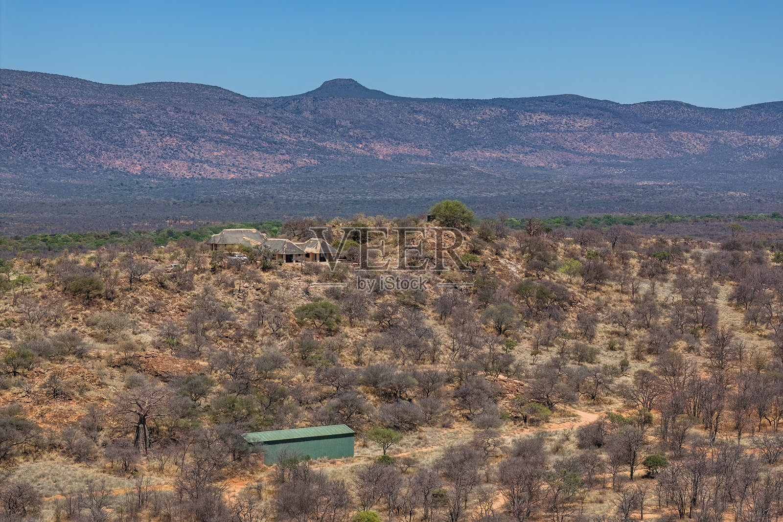 偏远的农舍坐落在灌木丛中照片摄影图片