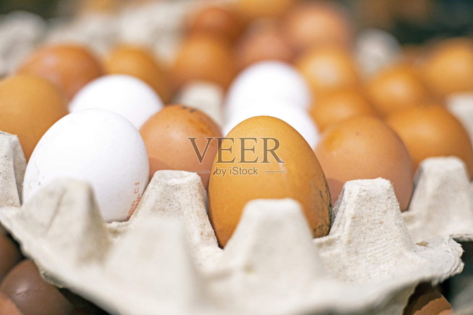 超市里的新鲜农场鸡蛋。经济危机与违约照片摄影图片