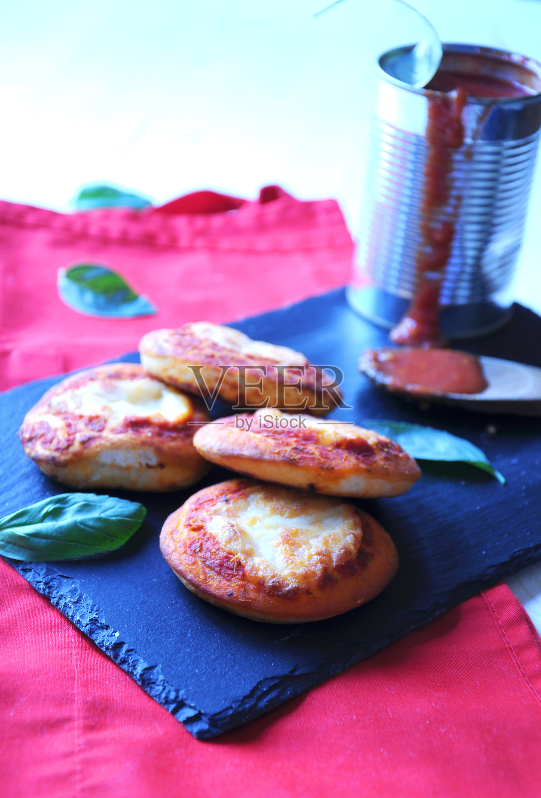 番茄奶酪小比萨照片摄影图片