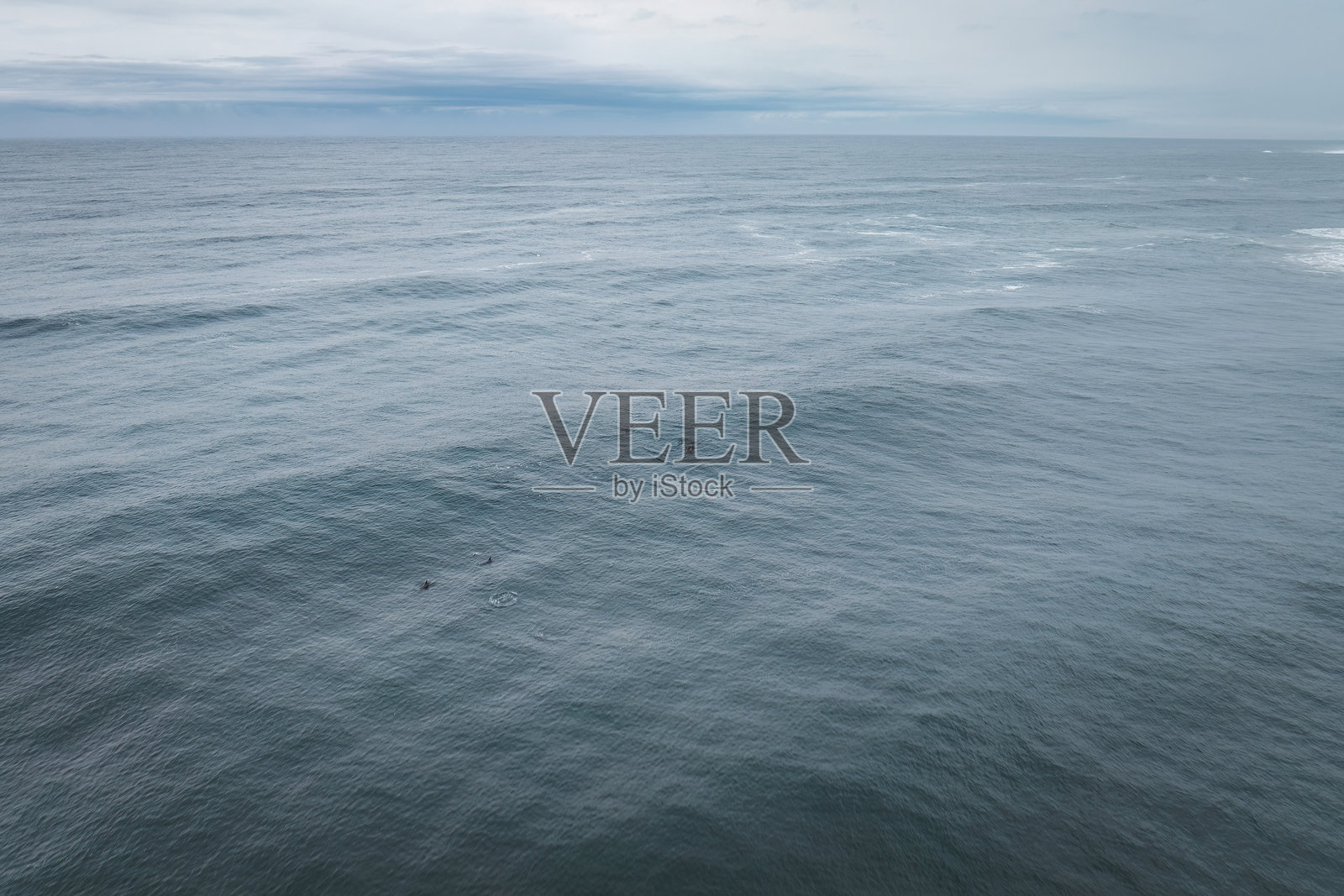 云层下的平静海洋地平线照片摄影图片