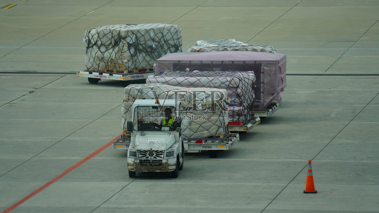 素万那普机场的服务车辆照片摄影图片