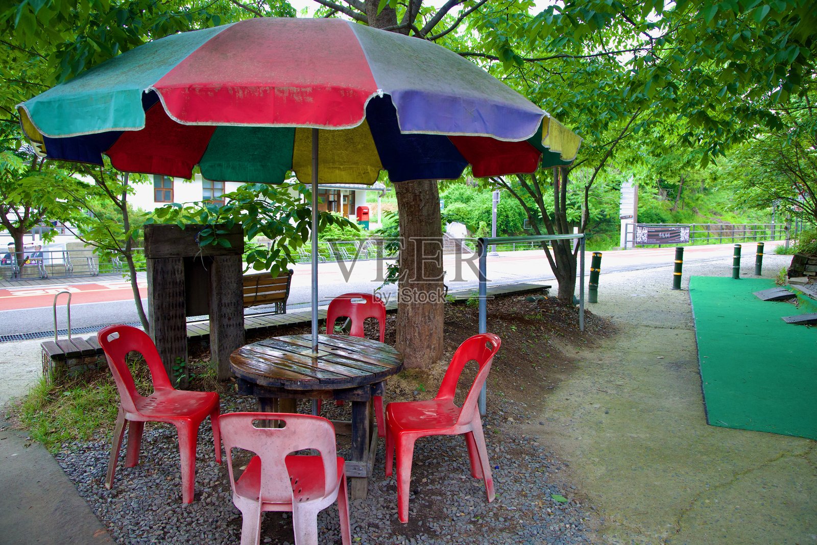 户外座位，俯瞰宁内站照片摄影图片