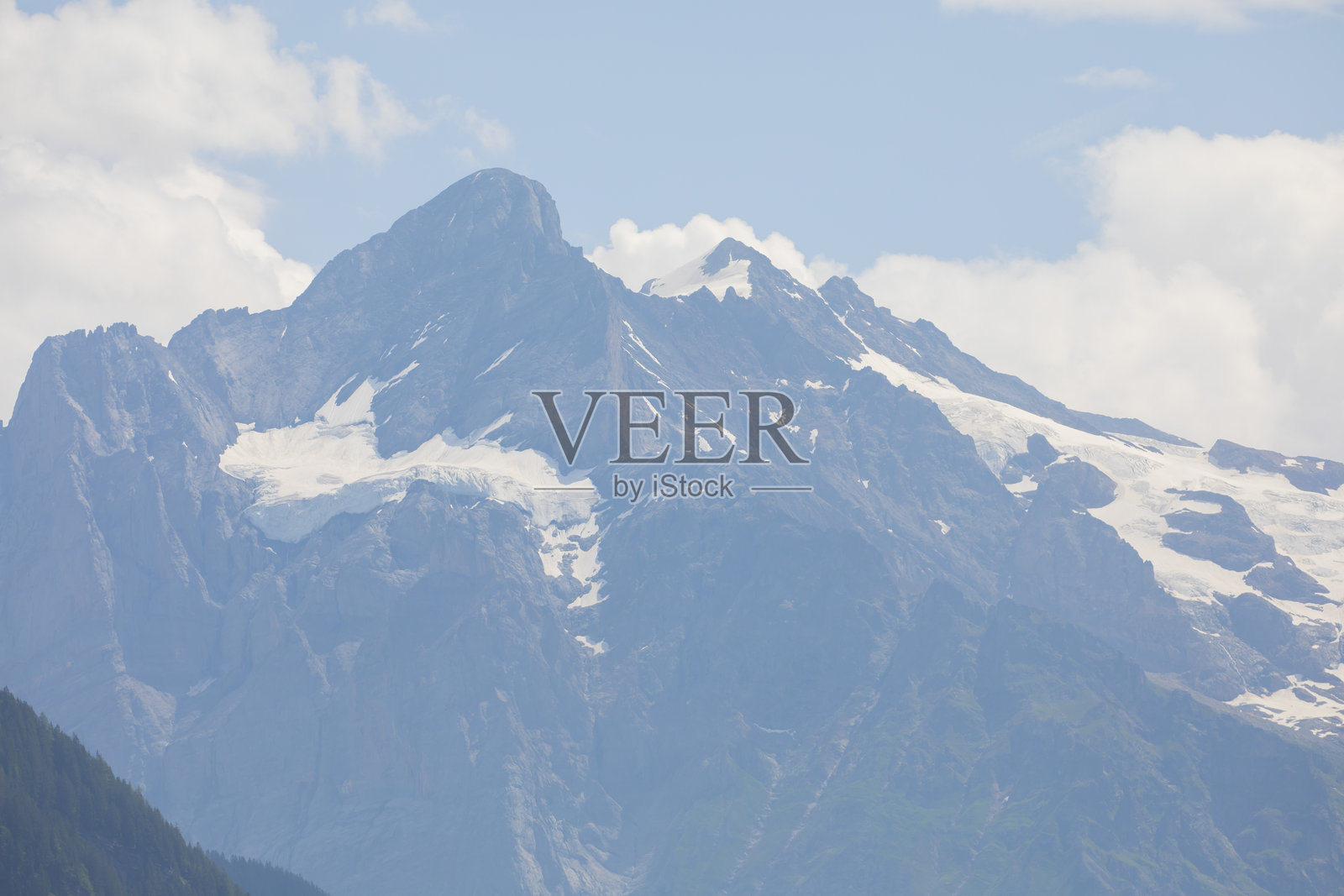 格林德瓦尔德是瑞士伯尔尼州因特拉肯-奥伯哈斯利行政区的一个村庄和市镇。照片摄影图片