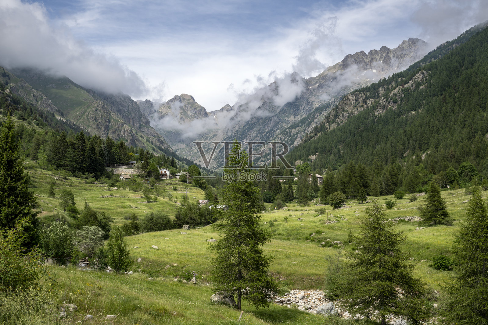 春季阿尔卑斯山的山地风景照片摄影图片