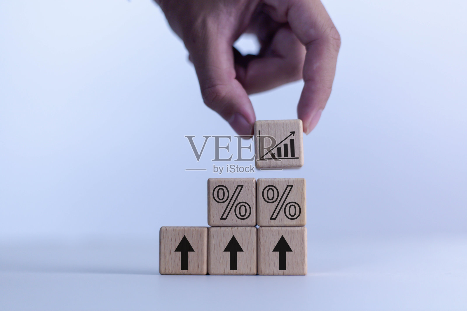 上升的木块概念，带有百分比符号，向上方向图标，高通胀概念，金融利率和抵押贷款利率，上涨的销售价格和税收。照片摄影图片