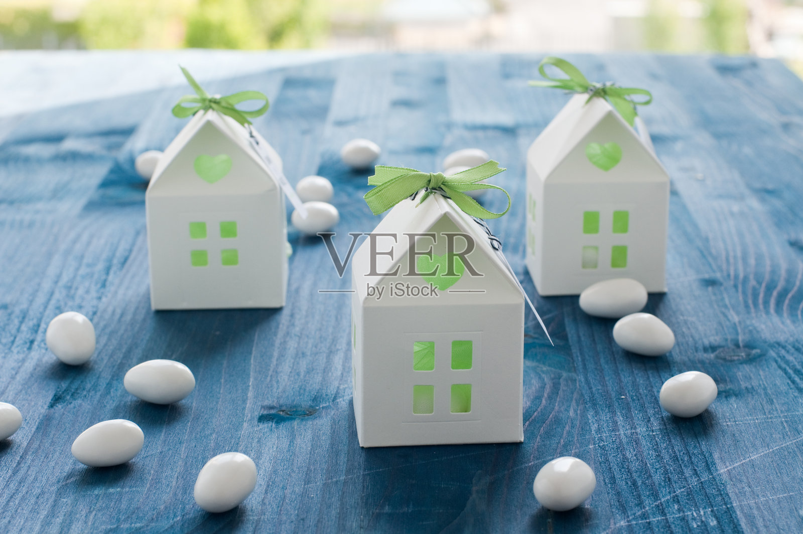 装饰有五彩纸屑的造型喜糖盒照片摄影图片