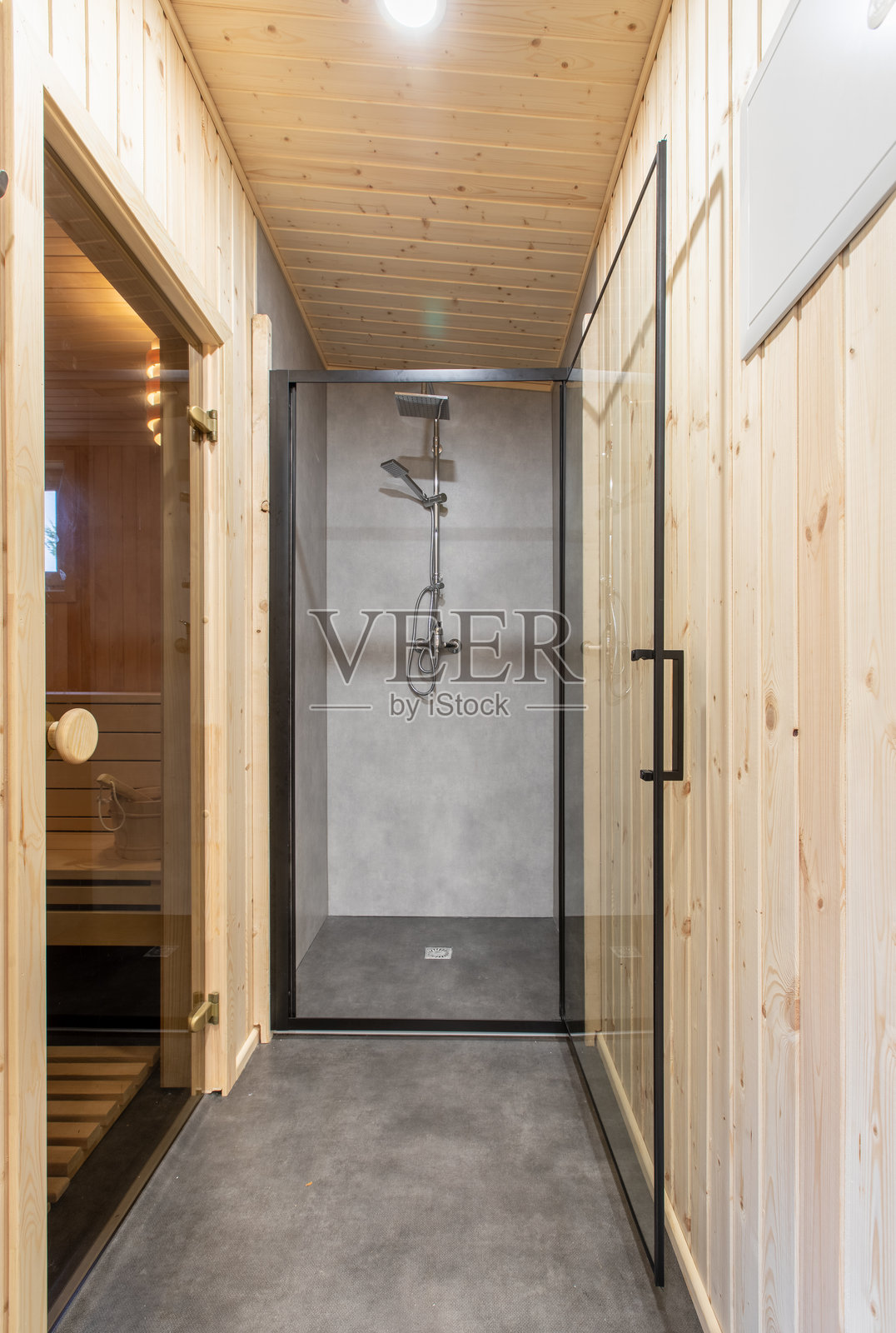 现代木质桑拿房配有简约的玻璃淋浴空间照片摄影图片
